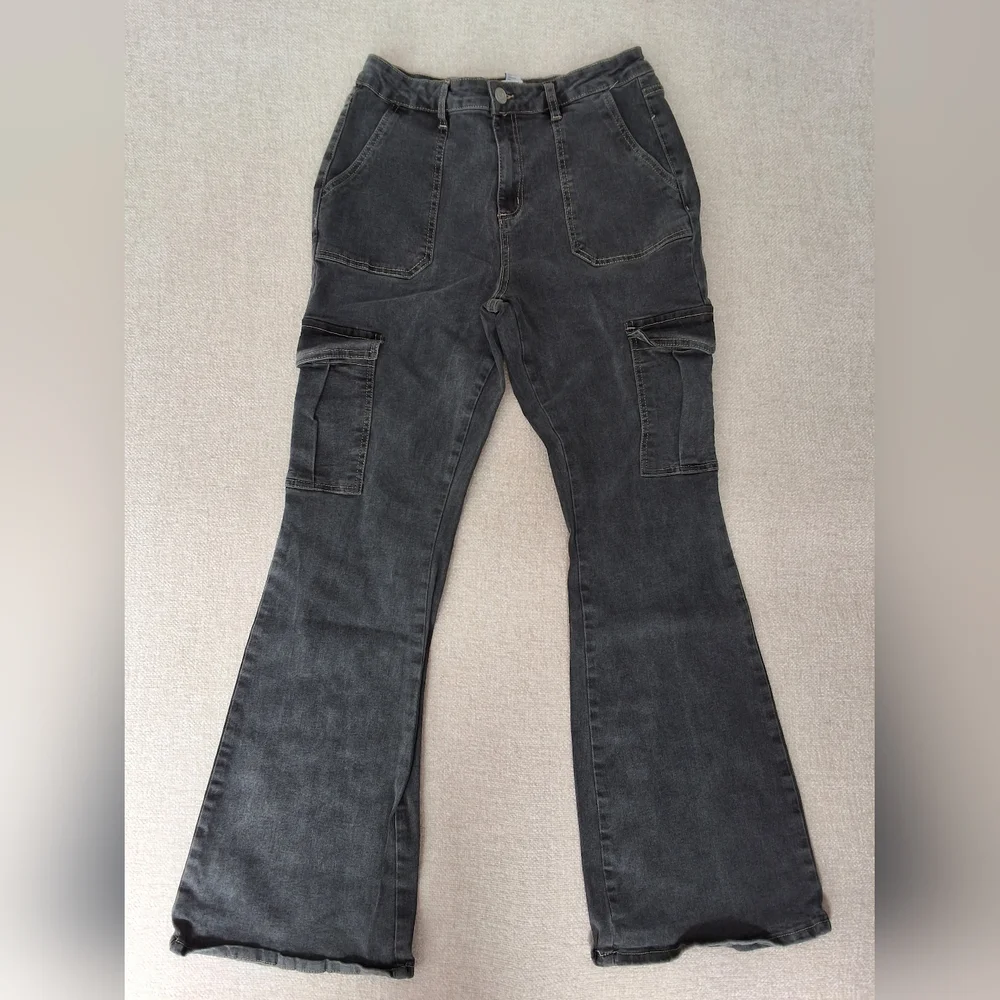 Forever 21 Premium High Rise Black Denim Cargo High Rise Flared Jeans Size 30 - Picture 1 of 5